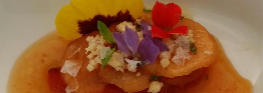 Carpaccio de nisperos,pimiento rojo braseado,migas de chocolate blanco perfumadas y flores