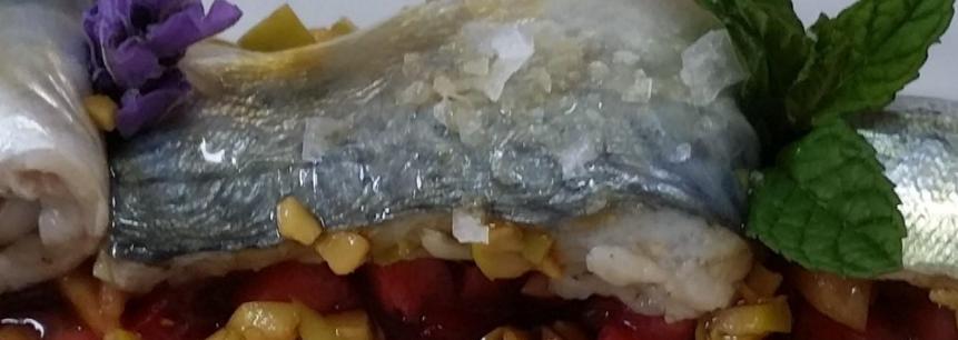 Lomito de caballa escabechada,fresas,nísperos,vinagreta de aceitunas verdes y lavanda