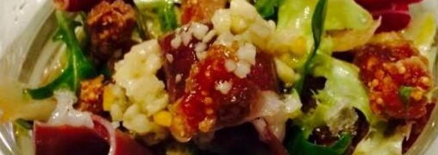 Ensalada de jamon de pato,tomate seco,aroma de cacahuetes y tahini