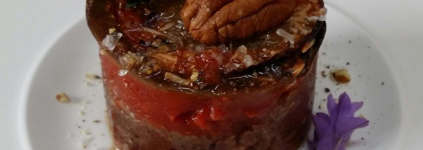 Steak tartare de aveztruz,berenjena braseada con vainillina,pomodoro,yuzu y nueces