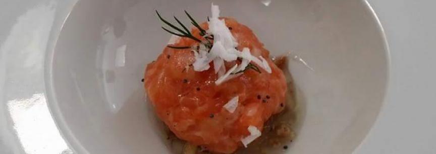 Salmón en tartar,esencia de mandarina,gránulos de frutos secos y láminas de coco liofilizadas.