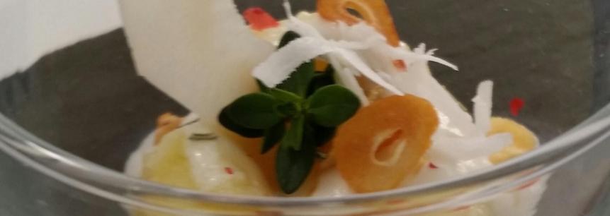 Patata avainillada,coco en texturas,ajo crujiente,tomillo limonero