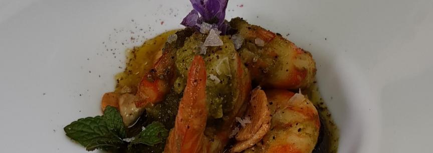 Berenjenas encurtidas,langostinos,chutney de coriantro,láminas crujiente de ajo morado