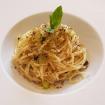 Espaguetis,verduras salteadas con curcuma,clorofila de menta.