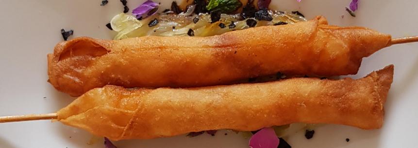 Crujiente de langostinos,tahini,cebolleta caramelizada,esencia de lavanda y miel de caña.