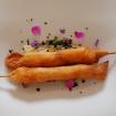 Crujiente de langostinos,tahini,cebolleta caramelizada,esencia de lavanda y miel de caña.