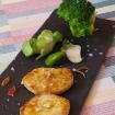 Escalopin de pollo,tuetanos vegetales,brocoli y cebolleta