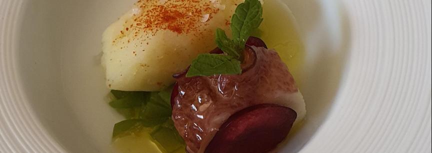 Pulpo braseado, cerezas,parmentier de piñones, judías verdes y aceite perfumado con lavanda.