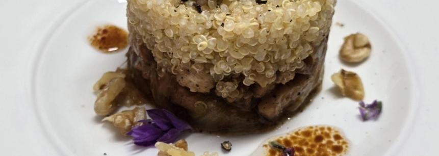 Quinoa,virutas de pollo encurtidas,cebolla glaseada,frutos secos y perfume de soja.