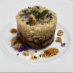 Quinoa,virutas de pollo encurtidas,cebolla glaseada,frutos secos y perfume de soja.