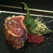Magret de pato costrado en pimienta sechuan,escalibada,jalea de coco templada,plátano caramelizado,briznaz de lima verde.