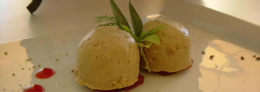 Bombon de foie trufado con almendras caramelizadas.
