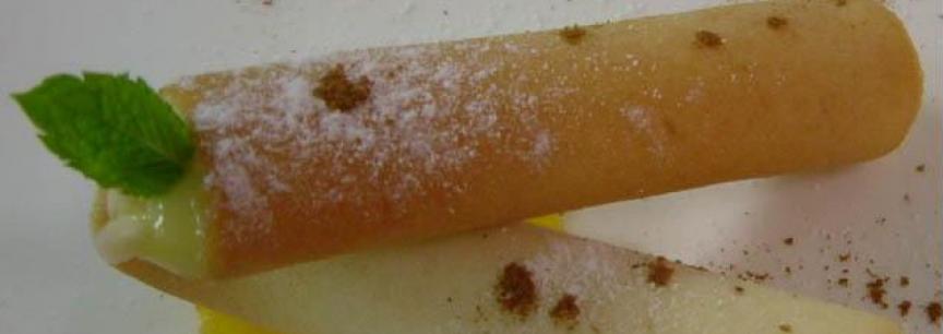 Canutillos crujientes rellenos de espuma de manzana reineta y praline con infusion de menta negra.