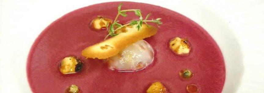 Sopita de remolacha dulce,tartar de langostinos tigres,galleta de jengibre con avellanas caramelizadas