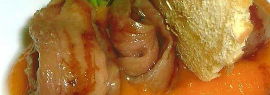 Compota de kumato,anchoas de Laredo y crujiente especiado