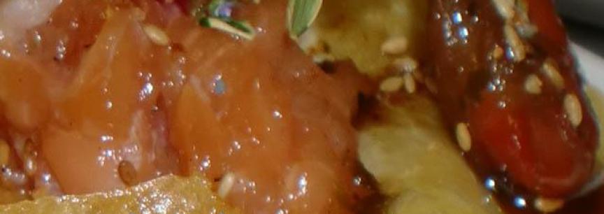 Chips de yuca,tartar de trucha asalmonada y pimientos brasados con sesamo
