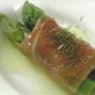 Puntas de esparragos verdes alabardados sobre una suave loncha de jamon de 5 jotas