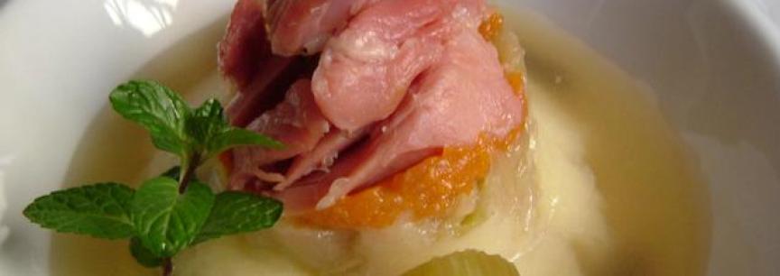 Codillo de cerdo,consome de verduritas, parmentier y apio crujiente