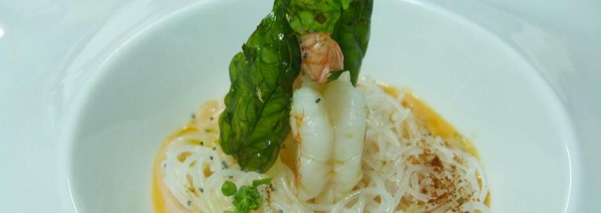 Fideos de arroz,pesto de tomate kumato,paprica,langostino avainillado y crujiente de albahaca