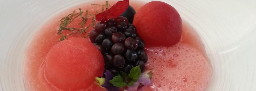 Texturas de sandia,frambuesa,arandano,ciruela roja y aire de lavanda