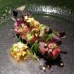 Crudite de calabacin babi, steak tartar con brotes de rabano perfumados con pimientas.