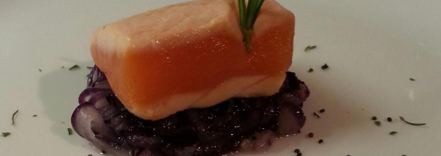 Salmon, tallarines de cebolla roja caramelizada,mayonesa de guisantes con guisantes y amapola