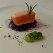 Salmon, tallarines de cebolla roja caramelizada,mayonesa de guisantes con guisantes y amapola