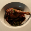 Muslito de pichon crujiente,su jugo y esencia de tamarindo perfumado con jarabe de arce.