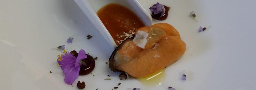 Mejillón marinado, esencia de su cascara,caramelo de pimientas del mundo y lavanda