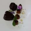 Semifrio de turron,bombon de chocolate negro con praline y anacardos garrapiñados