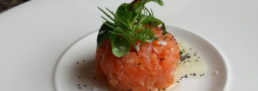 Salmon en tartar,lemon gras,aceite de oliva perfumado