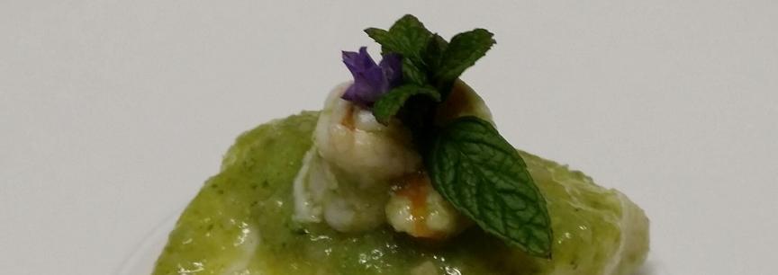 Merluza en salsa verde,langostinos tigres con aceite de nueces y verduritas de temporada con tahini.