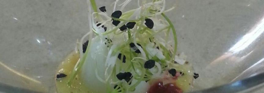 Huevo de codorniz,terciopelo de ajo y germinados