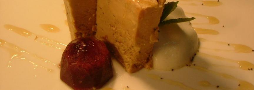 Foie de pato,bombon de manzana glaseada ,crujiente de limon