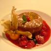 Culan de dos chocolates,frutillas silvestres y gel de maracuyar