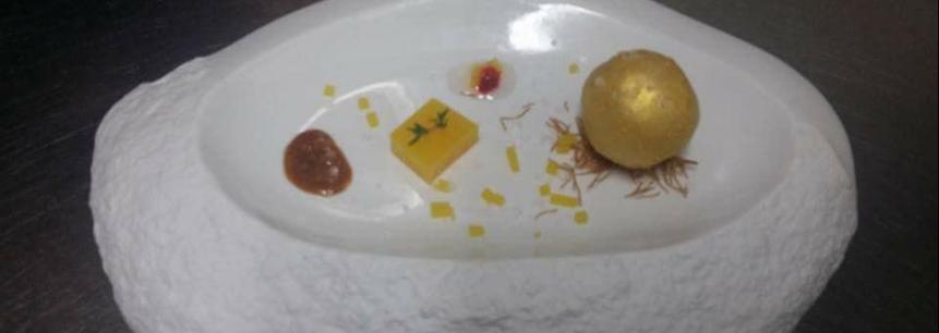 Esfera de foie bañada en oro(18),gel de maracuyar y naranja liofilizada