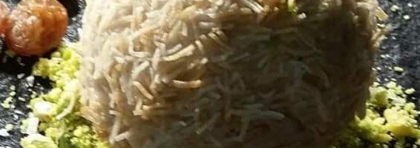 Foie,fideos dulces,melocoton liofilizado y pistachos