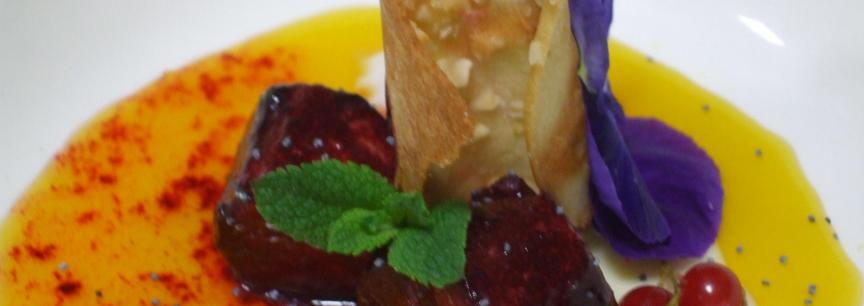 Teja de almendra,platano con culis de frambuesas