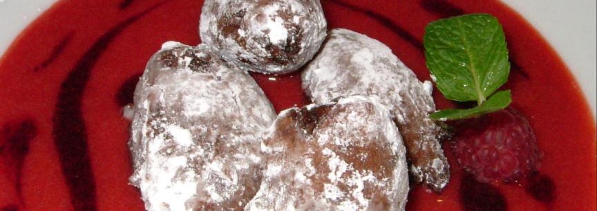 Buñuelos liquidos de chocolate amargo al cava,sopita de fresas y caramelo de modena