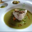 Lubina en salsa verde y caviar de erizo,esencia de lavanda