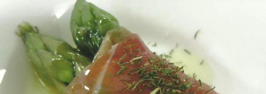 Puntas de esparragos verdes,laminas de jamon iberico,aceite de vainilla