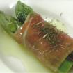 Puntas de esparragos verdes,laminas de jamon iberico,aceite de vainilla